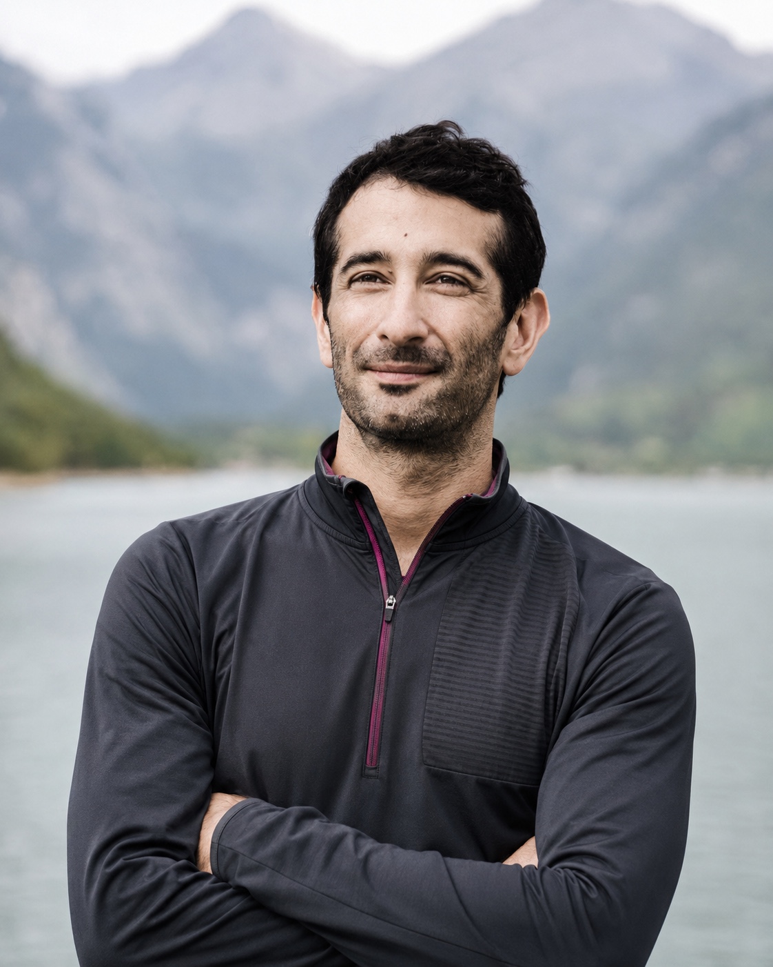 Porträt von Navin Kaul vor See und alpiner Bergkulisse