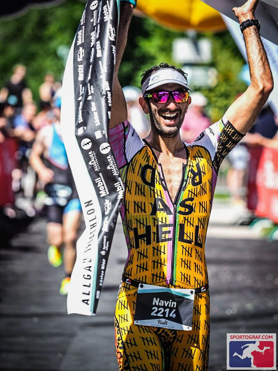Navin jubelt bei einem Triathlon-Zieleinlauf